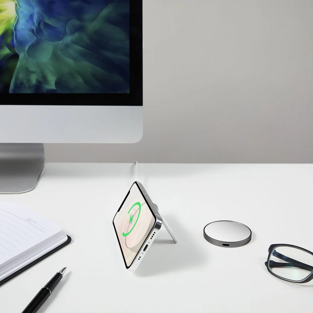 Bezvadu lādētājs  ESR HaloLock Kickstand Magnetic Wireless Charger balts