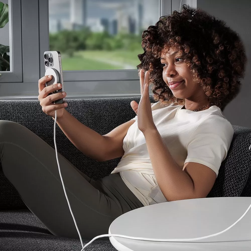 Bezvadu lādētājs  ESR HALOLOCK QI2 MINI MAGNETIC MAGSAFE WIRELESS CHARGER 15W sudraba