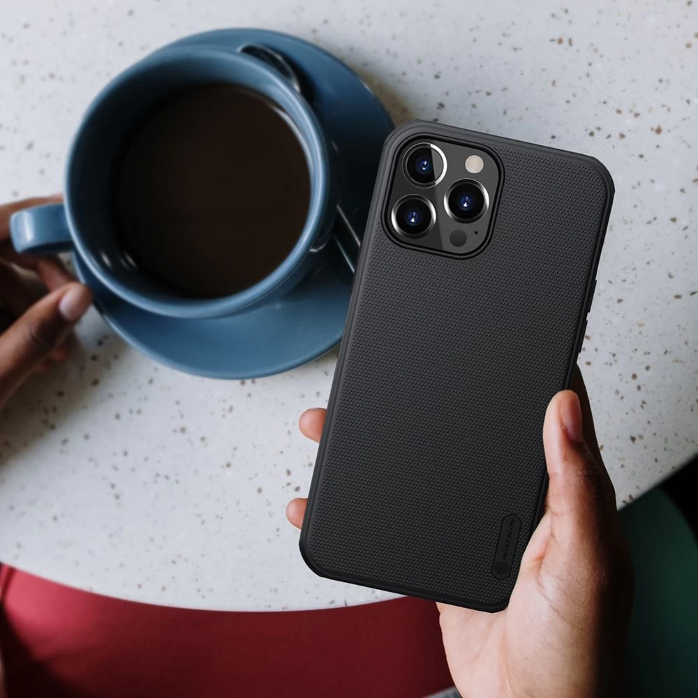 Apple iPhone 13 Pro skal röd Nillkin Super Frosted Shield
